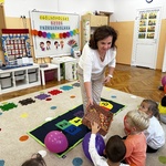 pani wicedyrektor częstuje cukierkami