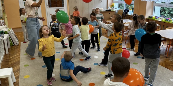 dzieci bawią się balonami