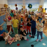 dzieci trzymają wiatraczki