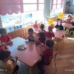 Dzieci jedzą jabłka