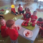 Dzieci segregują jabłka