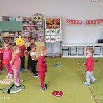 Chłopiec niesie jabłko na łyżce