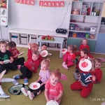 Dzieci prezentują jabłka wyklejane z papieru 