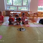 Dzieci przeliczają listki 4