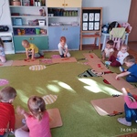 Dzieci przeliczają listki 3 