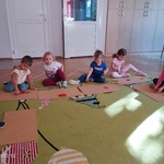 Dzieci przeliczają listki 2