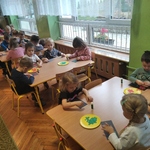 Dzieci pracują przy stolikach - wykonują sygnalizatory 