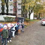 Dzieci wskazują i nazywają znaki drogowe