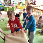 3. Chłopcy rozpakowują tajemniczą paczkę