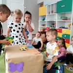 2. Dzieci rozpakowują tajemniczą paczkę