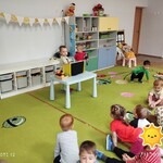 Chłopiec za pomocą dotyku rozpoznaje owoce 