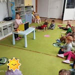 Dziewczynka za pomocą dotyku rozpoznaje owoce 