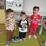 Dzieci pokazują pestki w owocach