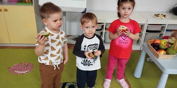 Dzieci pokazują pestki w owocach