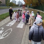 Dzieci przechodzą przez przejście
