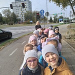Dzieci podczas wycieczki na skrzyżowanie  