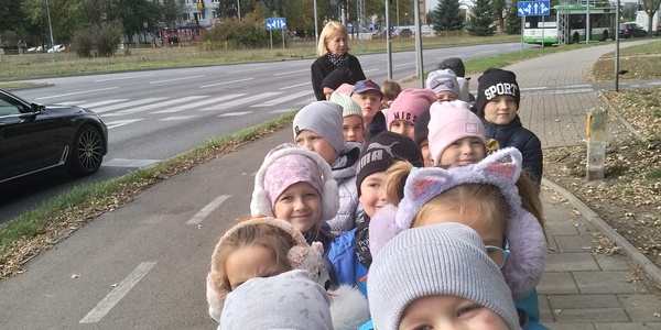 Dzieci podczas wycieczki na skrzyżowanie