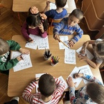 dzieci kolorują