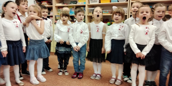 Dzieci śpiewają hymn