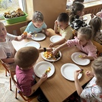 dzieci robią szaszłyki