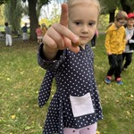 dziewczynka pokazuje żołędzia
