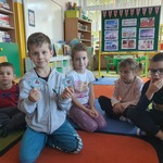 Chłopiec pokazuje flagi Wielkiej Brytanii
