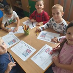 Dzieci kolorują flagi UK
