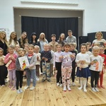 Wspólne zdjęcie z panią i licealistami