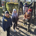 Chłopcy podczas zabaw na placu