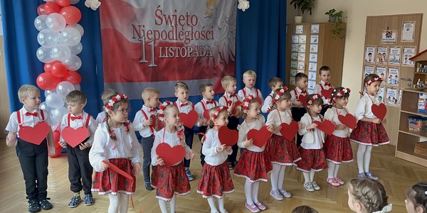 dzieci z serduszkami śpiewają piosenkę