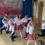 dzieci w tańcu ludowym