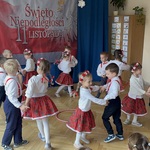 dzieci tańczą Szota
