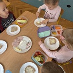 dziewczynka smaruje chleb masłem