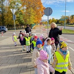 dzieci oglądają znaki drogowe