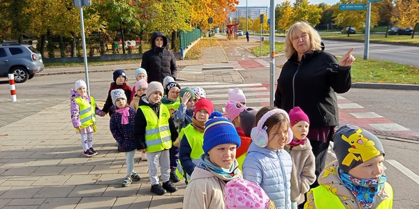 dzieci oglądają znaki drogowe
