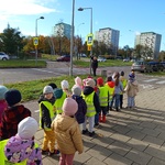 nauczycielka pokazuje znak przejścia dla pieszych