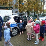 dzieci zwiedzają radiowóz