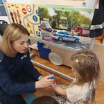policjantka i dziewczynka