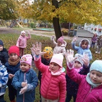 dzieci nałożyły foliowe rękawiczki