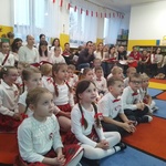 Dzieci śpiewają pieśni patriotyczne