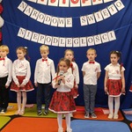Dziewczynka śpiewa piosenkę