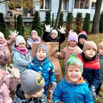 1. Dzieci przygotowują się do zbierania liści.