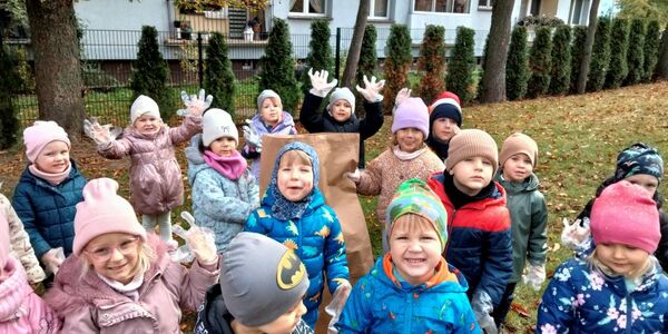 1. Dzieci przygotowują się do zbierania liści.