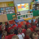 Dzieci oglądają film edukacyjny.