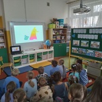 Dzieci oglądają film edukacyjny (2).