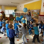 Dzieci bawią się balonami.