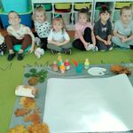 1. Dzieci oglądają jesienne liście.