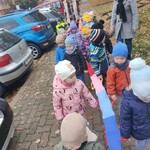 Dzieci idą chodnikiem.