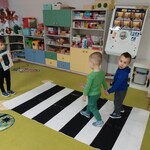 Dzieci ćwiczą przechodzenie przez jezdnię 