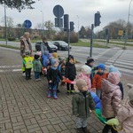 Dzieci obserwują ruch uliczny.